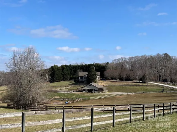 15 Glen Erin Ln, Campobello, SC 29322