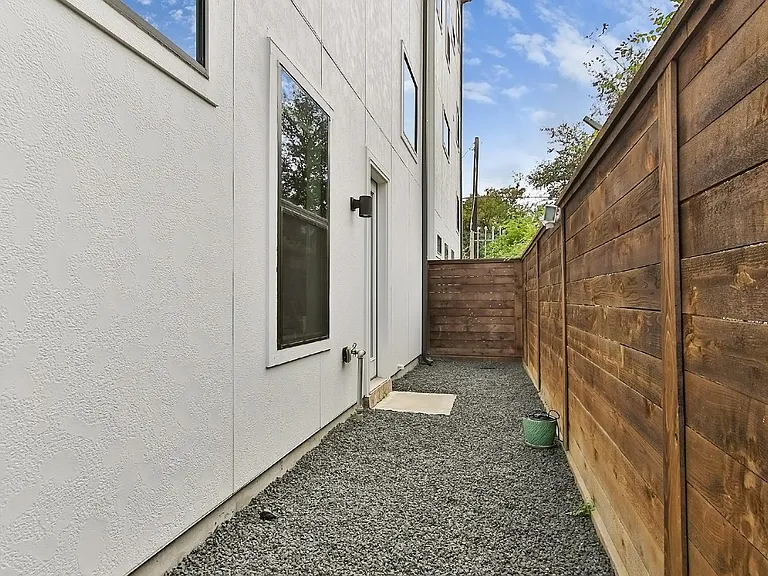 1814 Bingham St — Photo 36
