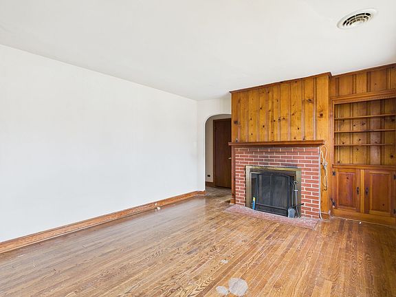 5th image of 637 Woodhaven Dr