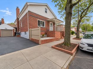 8309 258th St, Glen Oaks, NY 11004