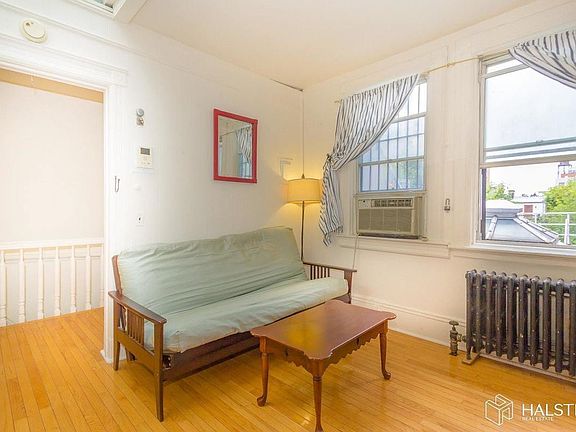 3rd image of 305 W 89th St