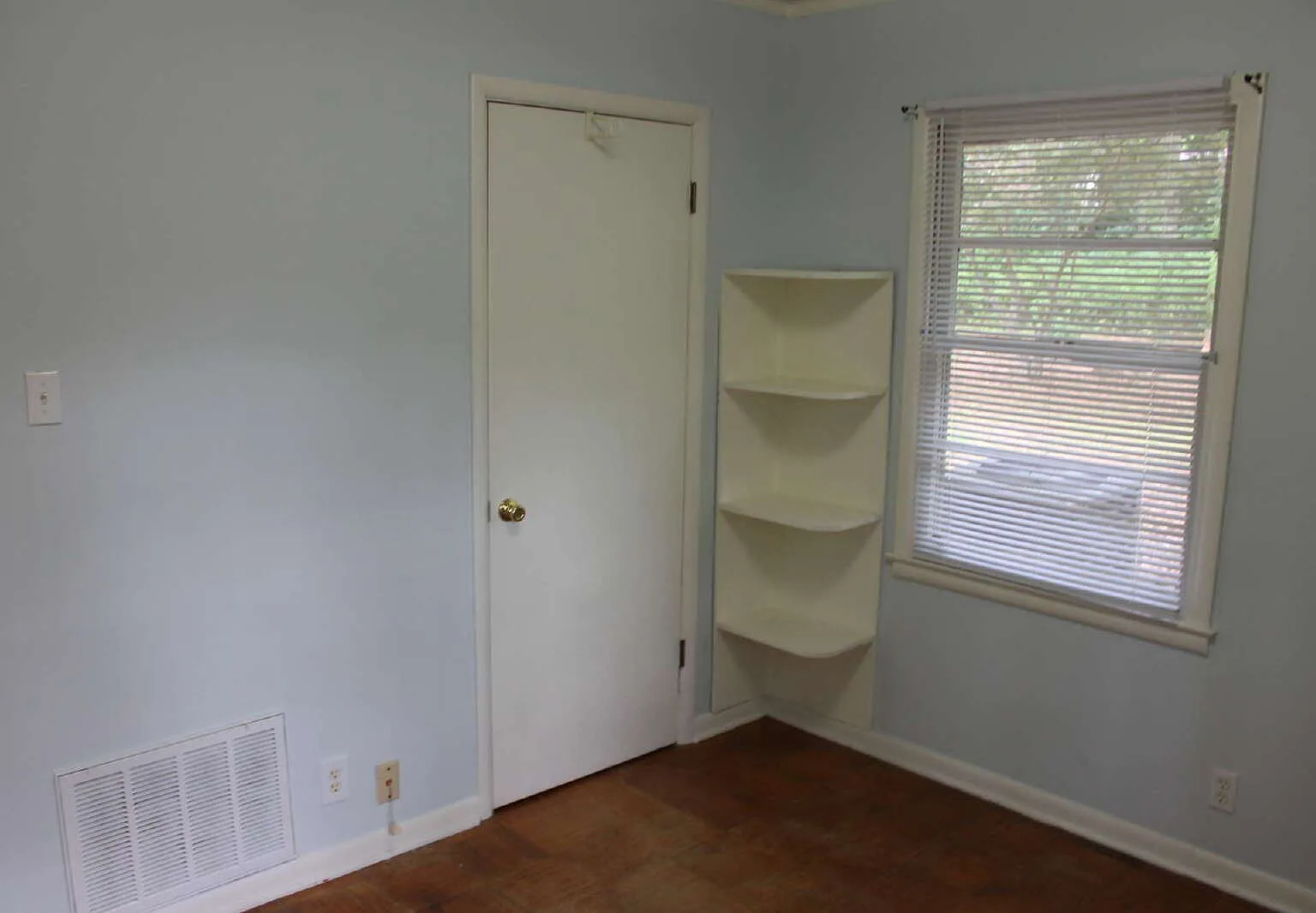3 bed, 1.0 bath, $1,150 — Photo 4