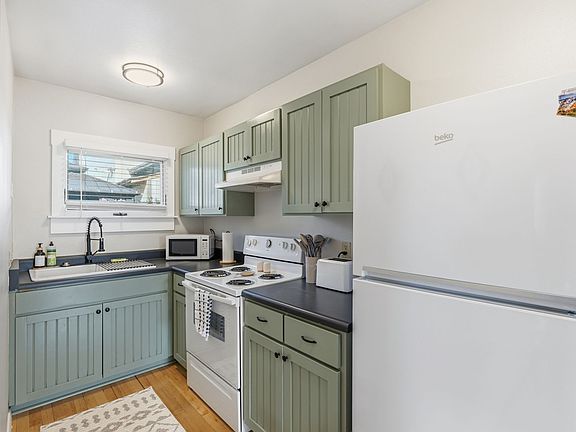 Fully functional kitchen with full sized appliances and all the equipment - dishes, blender, coffee maker, microwave, etc.