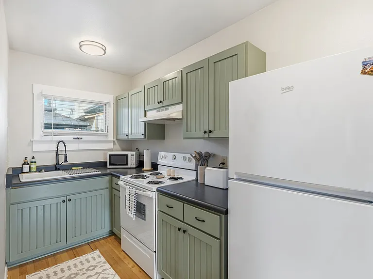 Fully functional kitchen with full sized appliances and all the equipment - dishes, blender, coffee maker, microwave, etc.