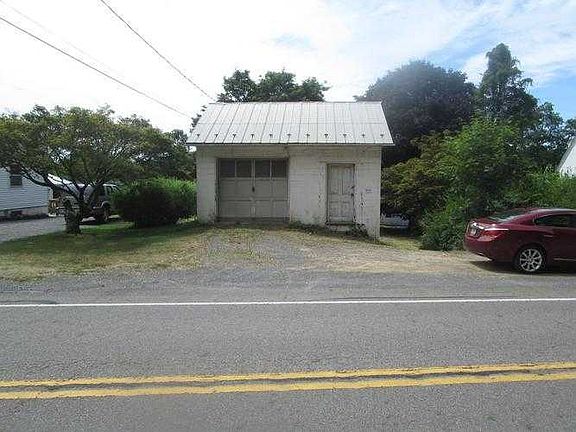Detached garage