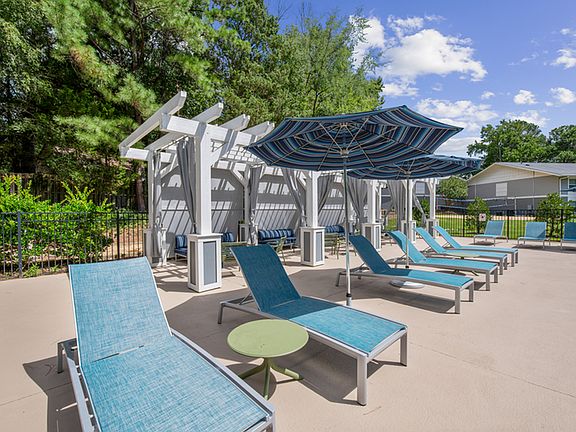 Exterior - Pool Lounge
