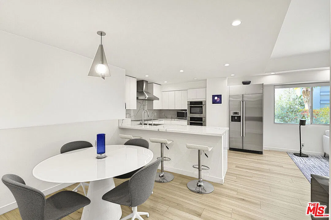 2 bed, 2.0 bath, 1161 sqft, $5,500 — Photo 2