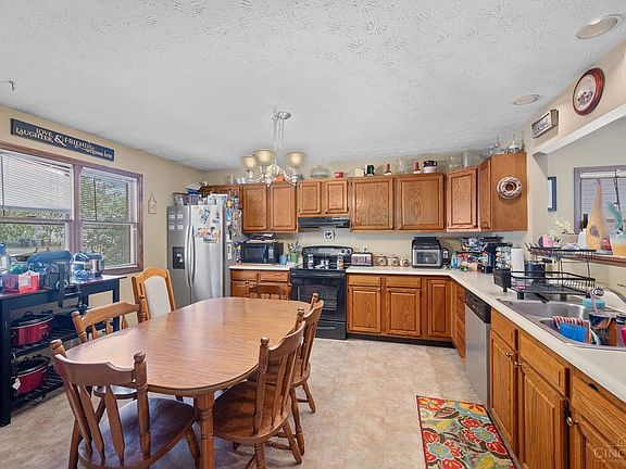3rd image of 807 Harvard Dr