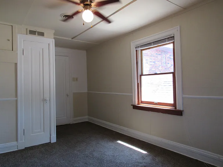 321 W Elm St — Photo 10