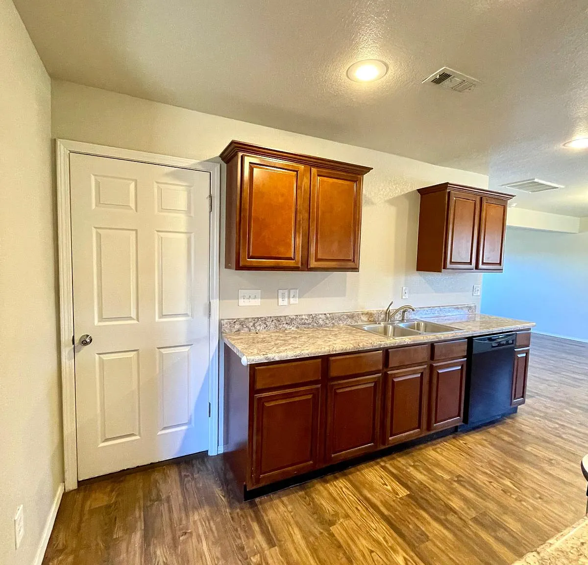 3 bed, 1722 sqft, $1,850 — Photo 1