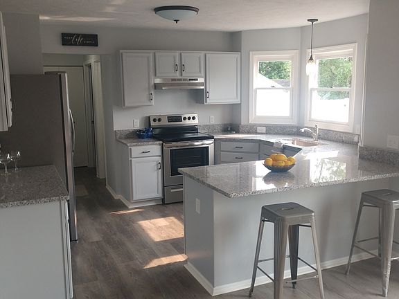 3rd image of 493 Helena Dr