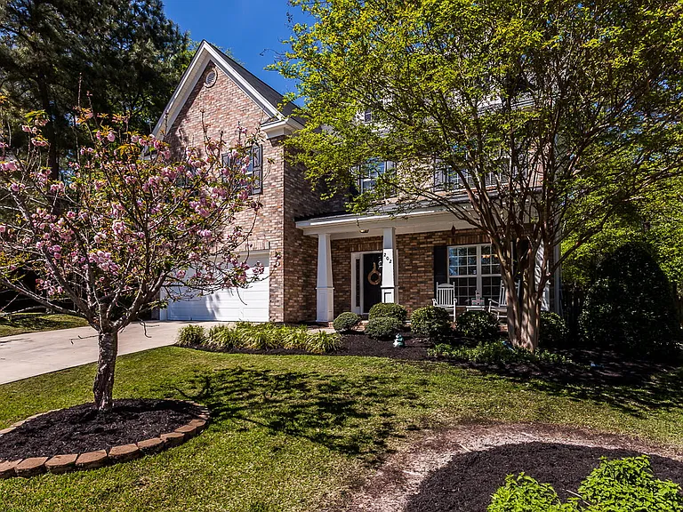 202 Castlebury Dr — Photo 3