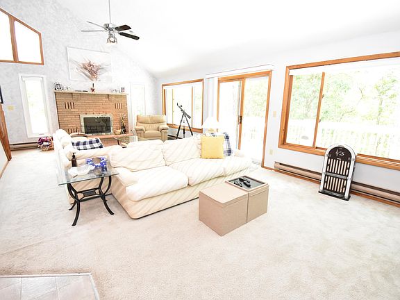 3rd image of 224 Saunders Dr