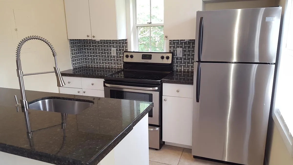 Kitchen - 3425 Franklin Ave #1