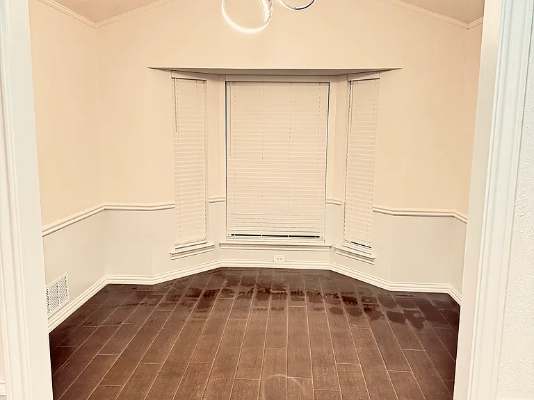 1004 Silverthorn Ct — Photo 6