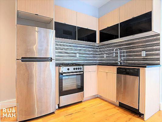 2nd image of 546 Montgomery St #3