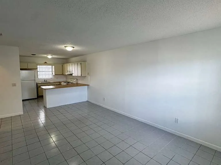 1130 W 37th St #7 — Photo 4