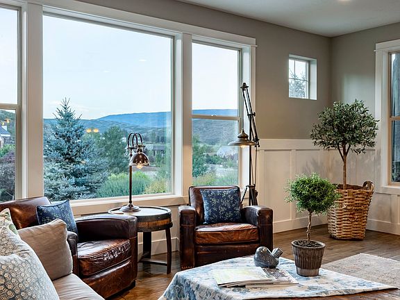 5th image of 460 E Saddle Dr