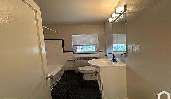 5th image of 3112 E Federal St