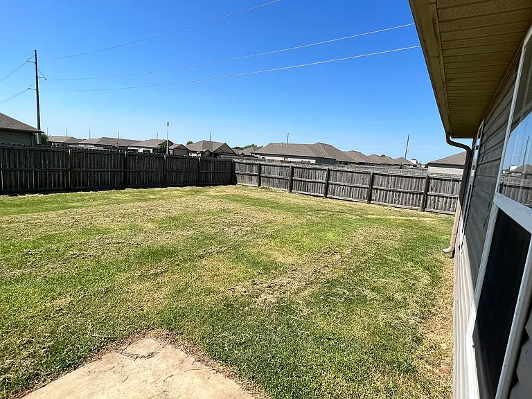 202 Foxglove St — Photo 32