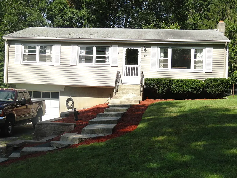 27 Hilltop Rd photo 1