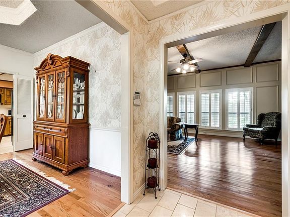5th image of 310 Larchbrook Dr