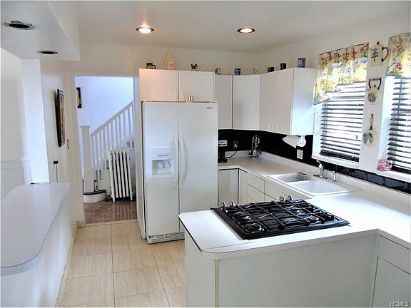 4th image of 38 Wellesley Ave