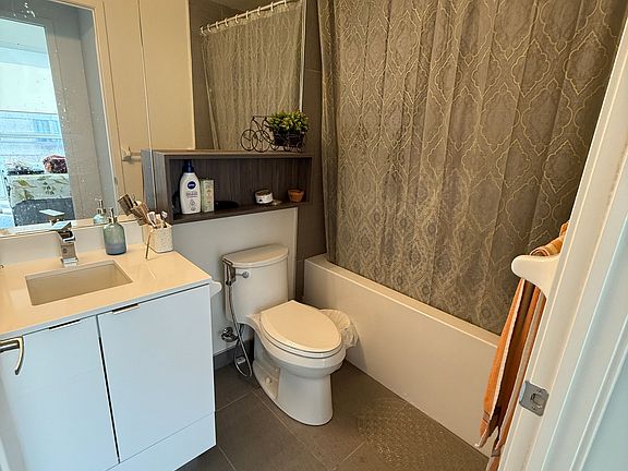 5th image of 70 Princess St #809
