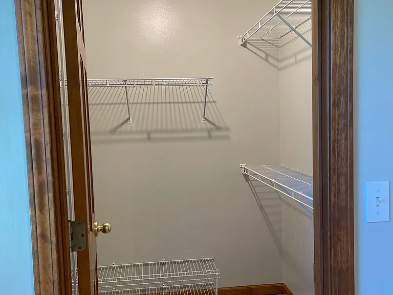 106 Meadowlands Dr — Photo 4