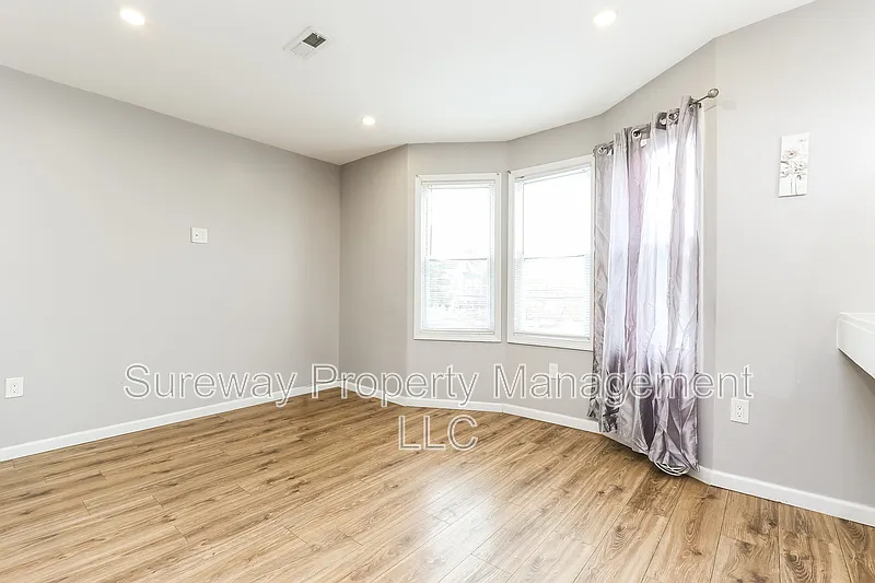 Building Photo - 300 Darcy Ave #B