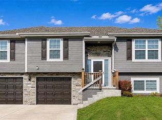 214 NE Greystone Way, Grain Valley, MO 64029