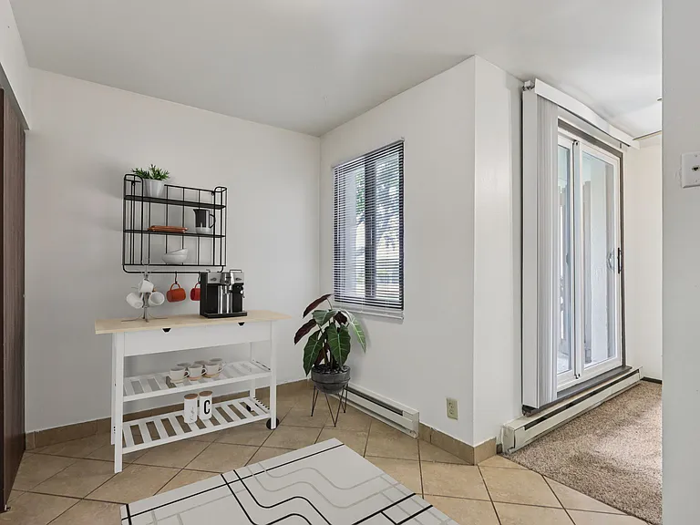 Park Plaza Apartments — Photo 7