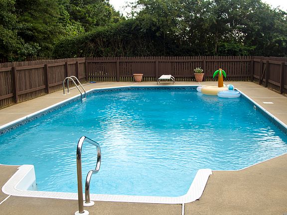 3rd image of 712 Fountain Ln