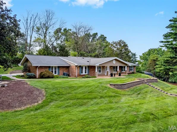 3 Greenbank Dr, Chesterfield, MO 63005