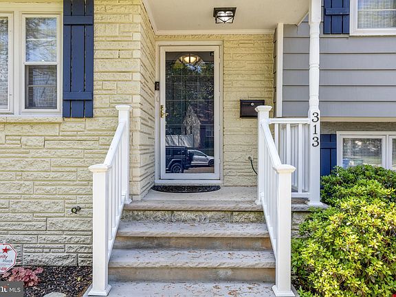 4th image of 313 S Woodstock Dr
