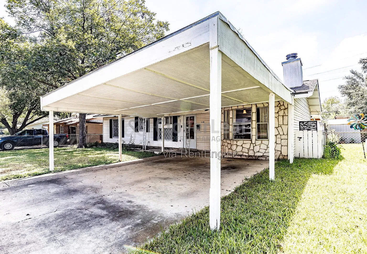 3 bed, 1.0 bath, 1594 sqft, $1,597 — Photo 2