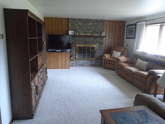 LR w/stone fireplace