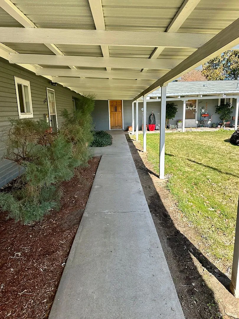 Hard to find 2 bdrm, 1.5 bath unit with water, sewer, and garbage. Onsite laundry and A/C! — Photo 2