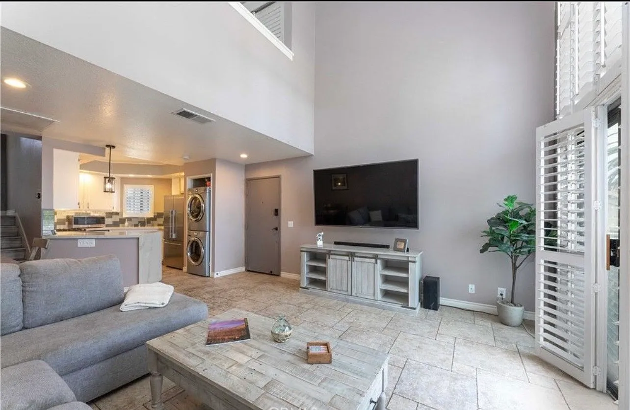1 bed, 842 sqft, $3,000 — Photo 3
