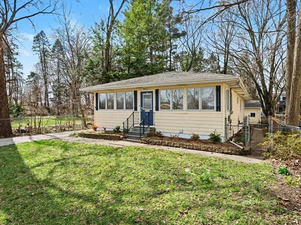 121 Hazen St, Paw Paw, MI 49079