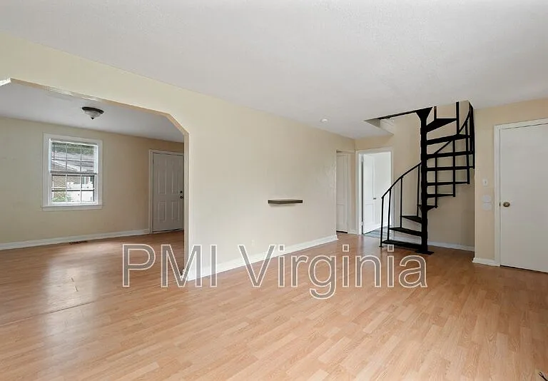 141 Howe St — Photo 8