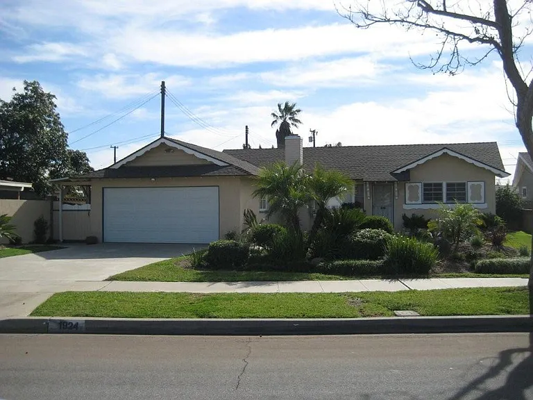 1924 W Willow Ave — Photo 1