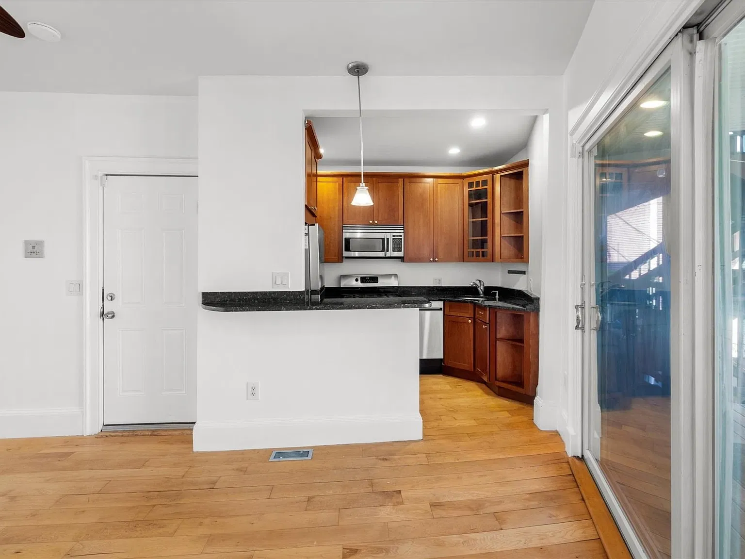 1 bed, 1.0 bath, 750 sqft, $3,200 — Photo 3