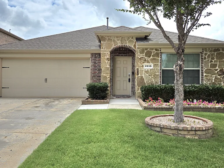 2118 Meadow Park Dr — Photo 1