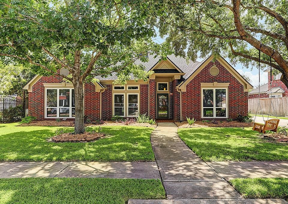 1st image of 2129 Country Club Dr