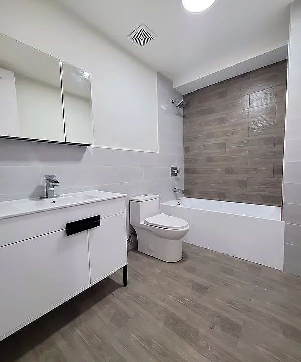 2nd image of 498 Jefferson Ave APT 2