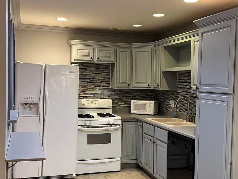 9S060 Lake Dr #12-102 — Photo 10