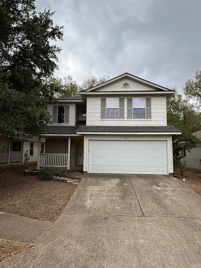 3 Bedroom 2 Bath with Open Space Upstairs Near Downtown Austin! — Photo 1