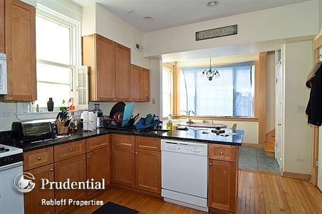 5th image of 3520 N Damen Ave