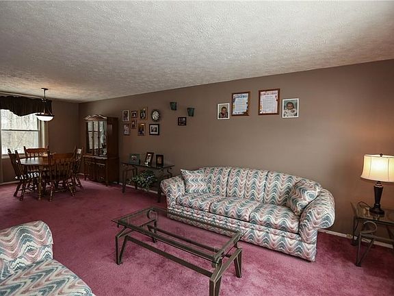 3rd image of 56 Close Hollow Dr